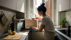 Come pulire il microonde con aceto bianco e vapore in 5 minuti