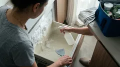 Sbrinare il freezer in fretta: il trucco spray con sale e aceto che scioglie la brina